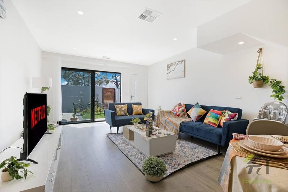 Breath of Nature Home with Pool & BBQ in Throsby House in Canberra