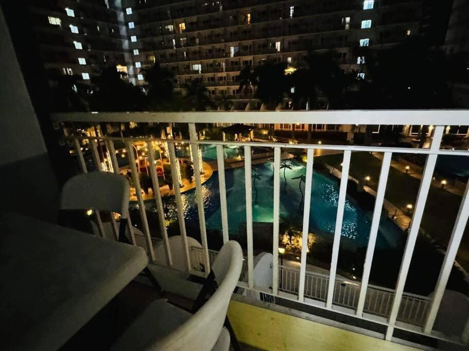 SHELL RESIDENCE C22 Shortwalk MOA Balcony poolview Apartment in Pasay