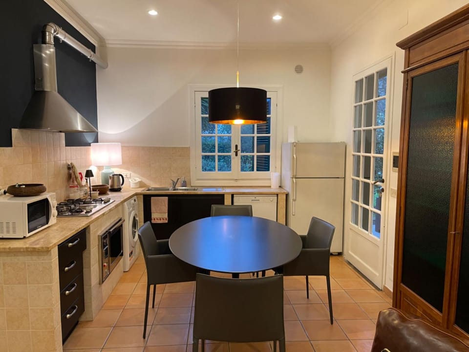 Kitchen or kitchenette, Dining area, oven, stove, toaster