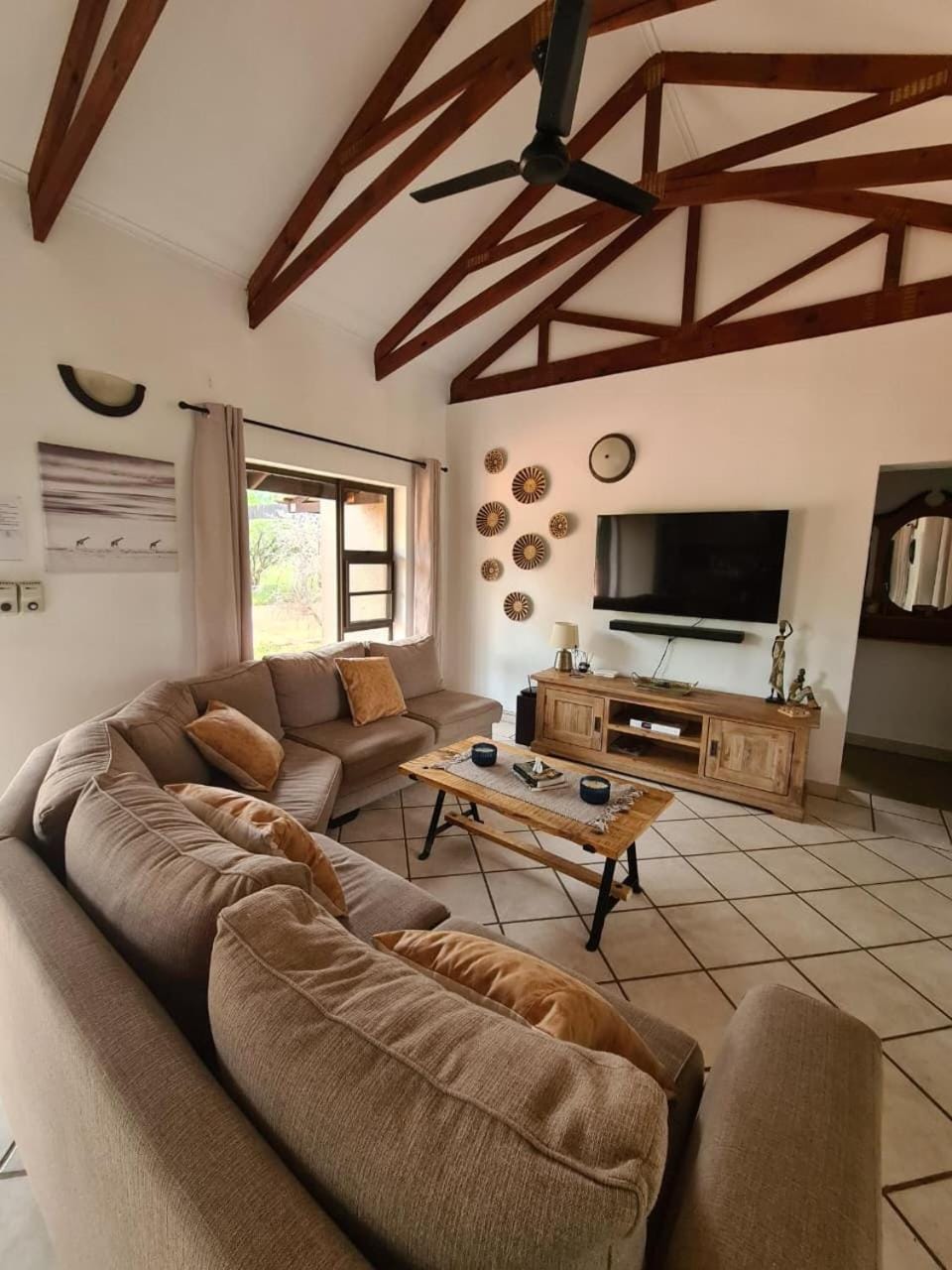 TV and multimedia, Living room, Seating area, Evening entertainment