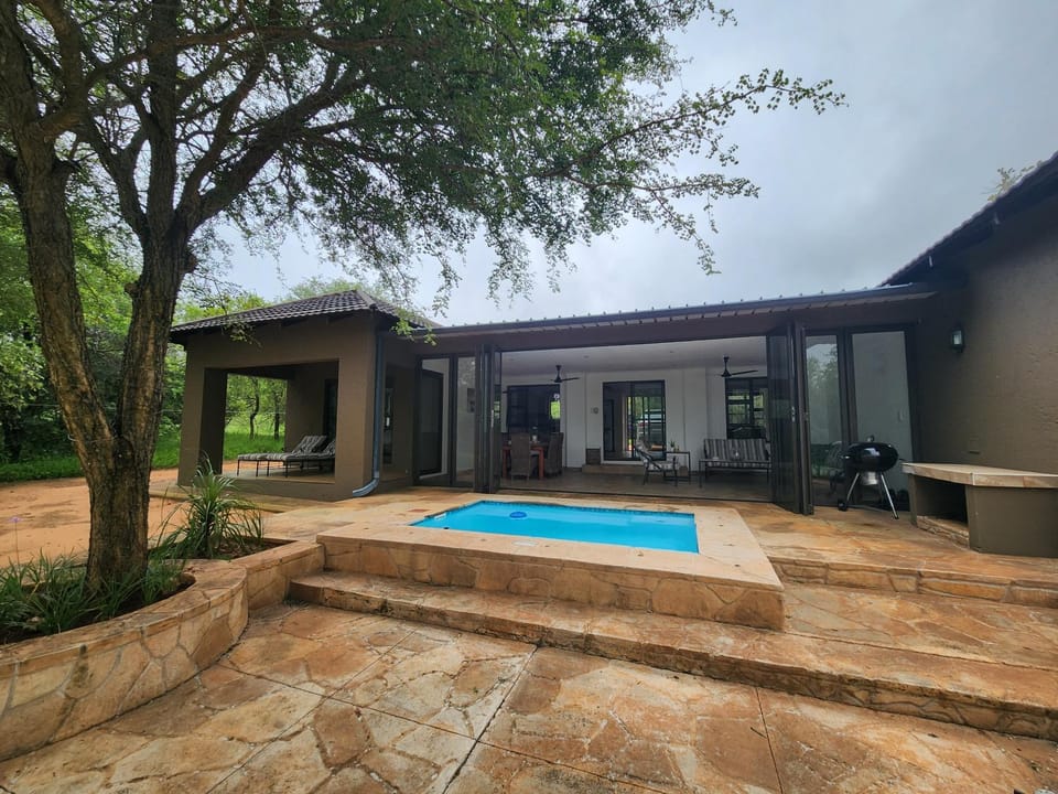 Property building, Patio, Day, Garden, Garden view, Pool view, Swimming pool, sunbed
