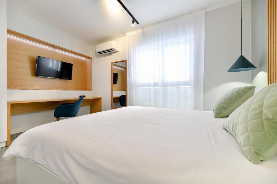 Bed, TV and multimedia, Photo of the whole room, Bedroom, air conditioner