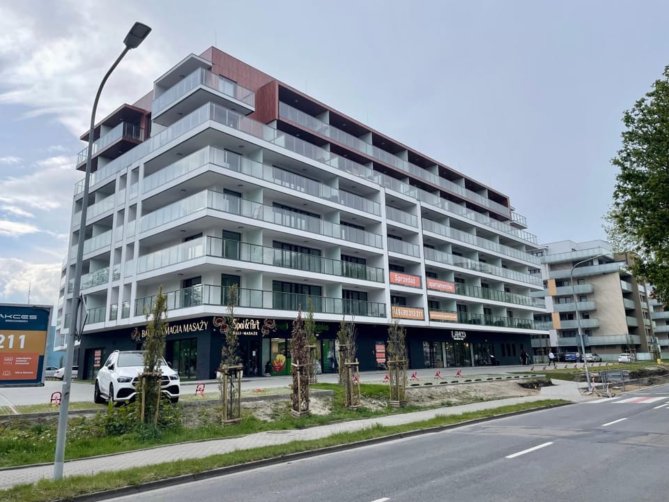 Property building, Day, Location