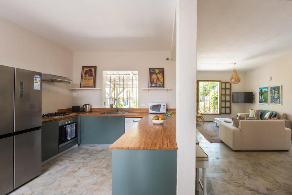 Kitchen or kitchenette, Living room, Seating area, dishwasher, minibar, oven, stove