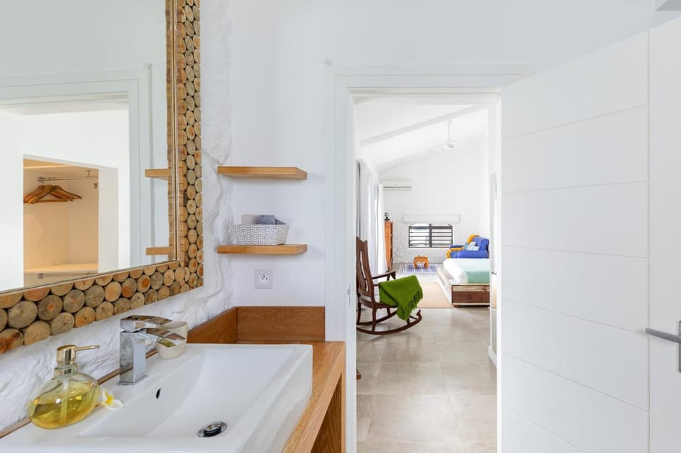 Bathroom, Photo of the whole room, towels, wardrobe