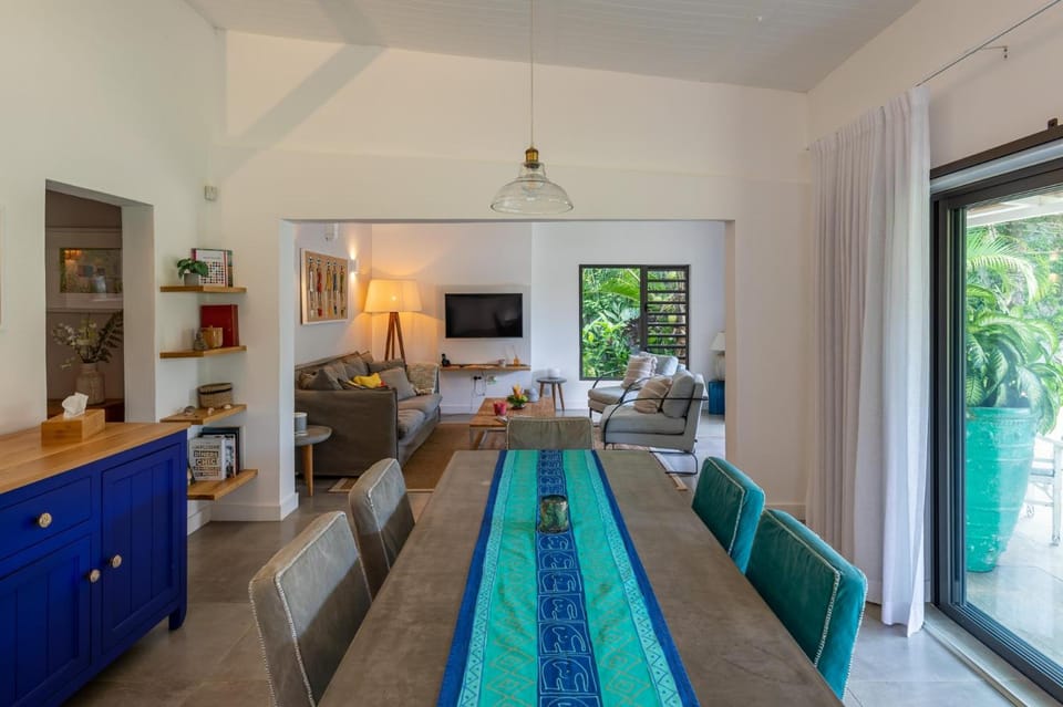 TV and multimedia, Living room, Dining area, Pool view