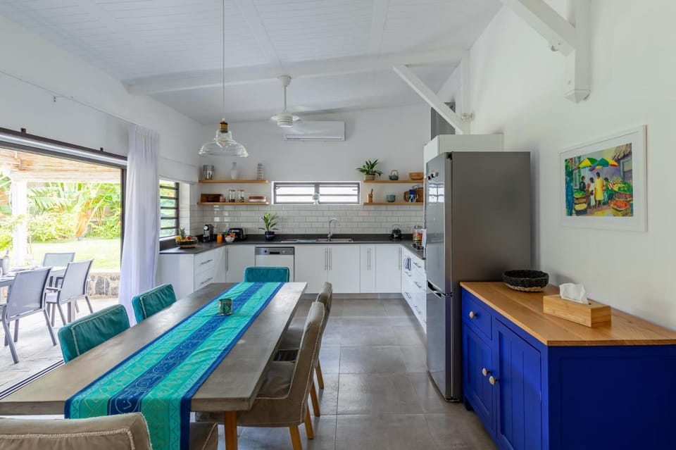 Coffee/tea facilities, Kitchen or kitchenette, Dining area, Garden view, dishwasher, microwave, oven, stove, air conditioner