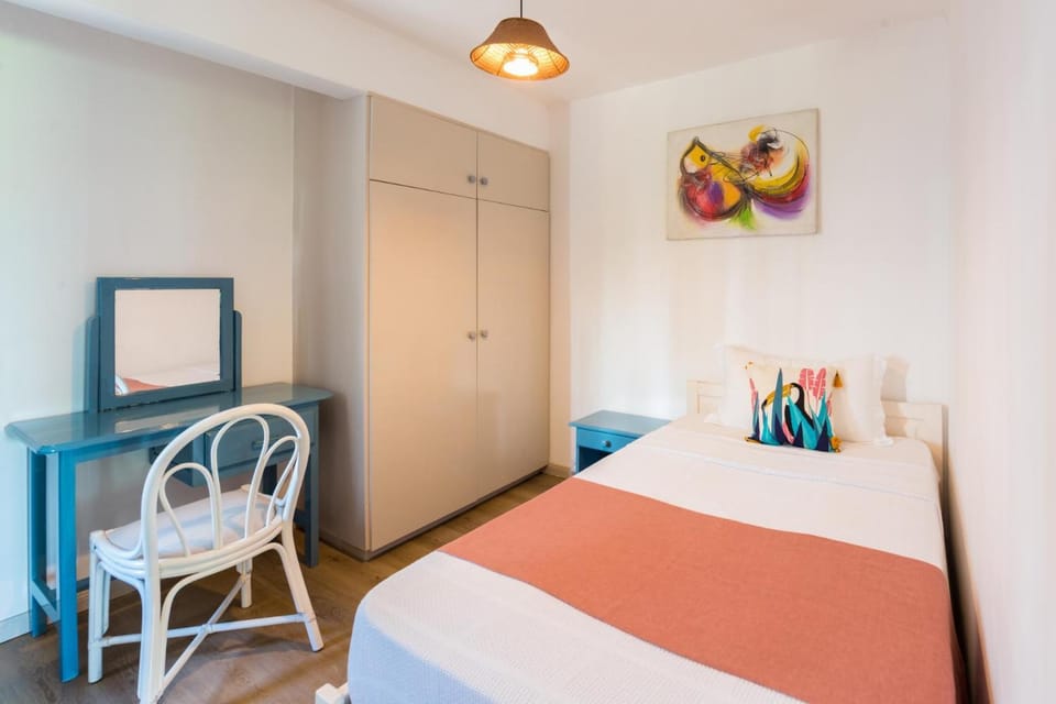 Bed, Photo of the whole room, Decorative detail, Bedroom, wardrobe