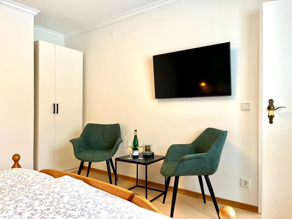 Bed, TV and multimedia, Photo of the whole room, Seating area, Bedroom