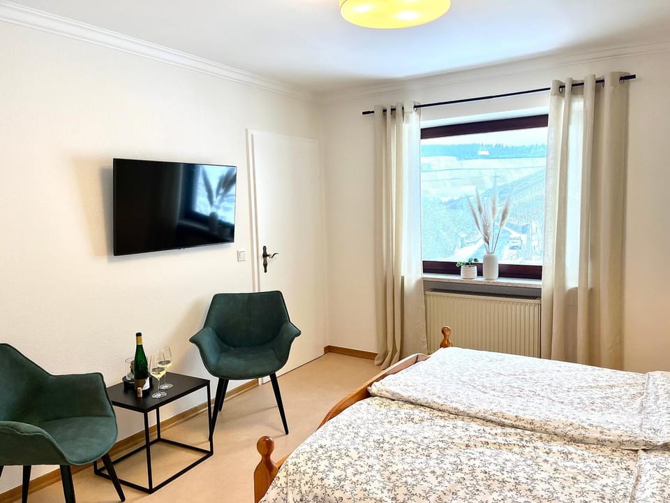 Bed, TV and multimedia, Photo of the whole room, Seating area, Bedroom