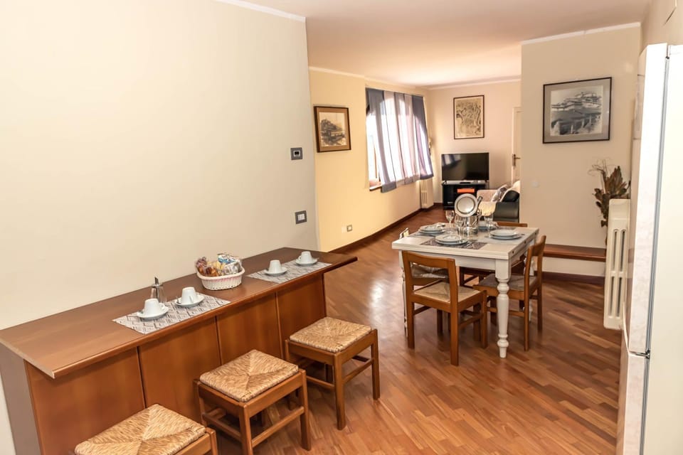 TV and multimedia, Kitchen or kitchenette, Living room, Seating area, Dining area