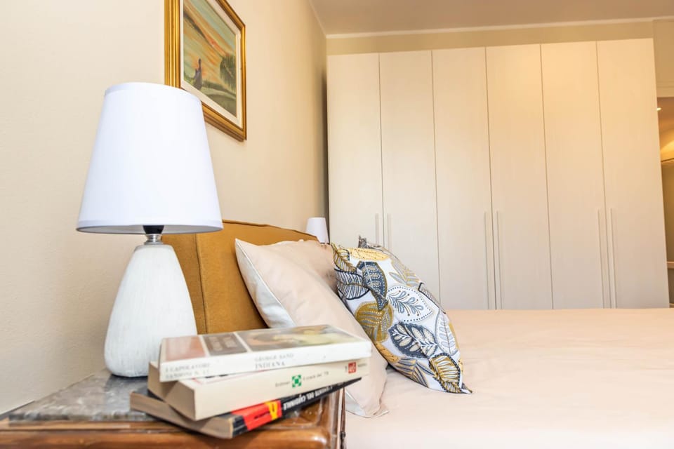 Bed, Photo of the whole room, Decorative detail, Bedroom, wardrobe