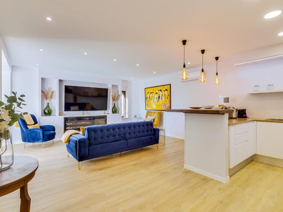TV and multimedia, Kitchen or kitchenette, Living room, Seating area