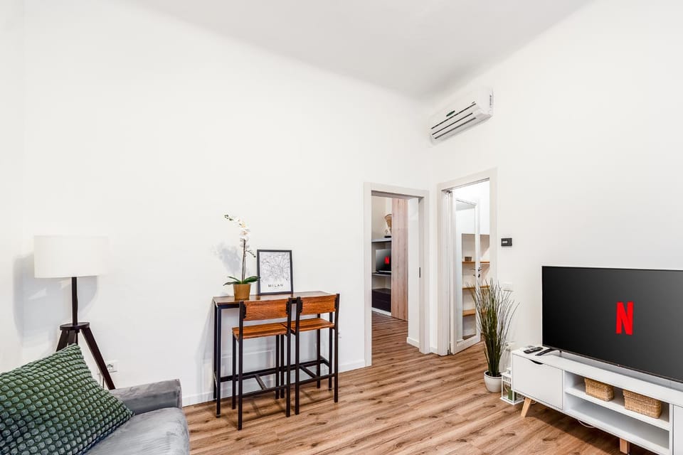 TV and multimedia, Living room, Seating area, Evening entertainment, air conditioner