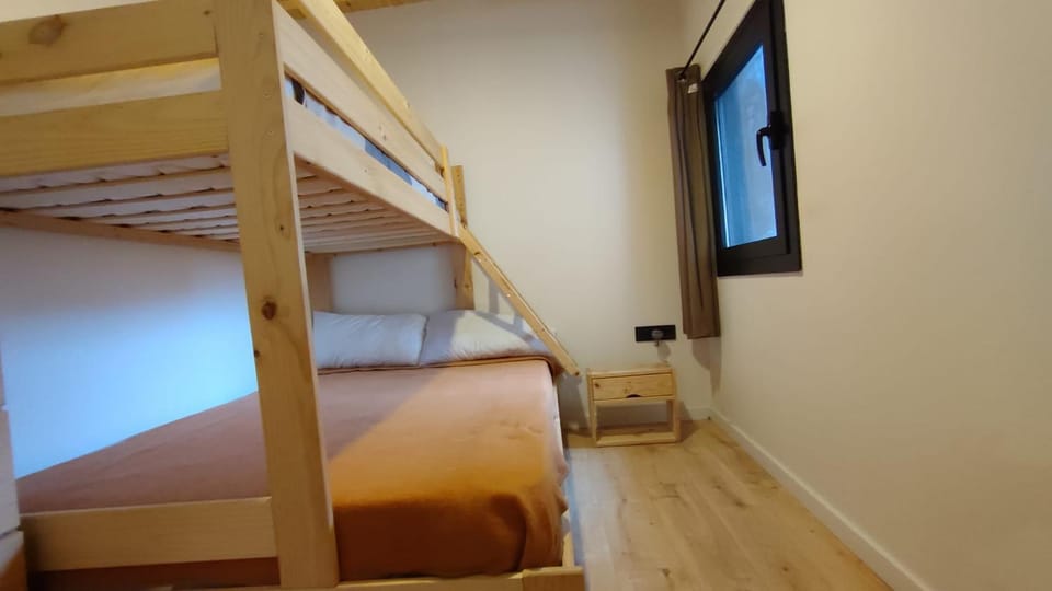 Bedroom, bunk bed