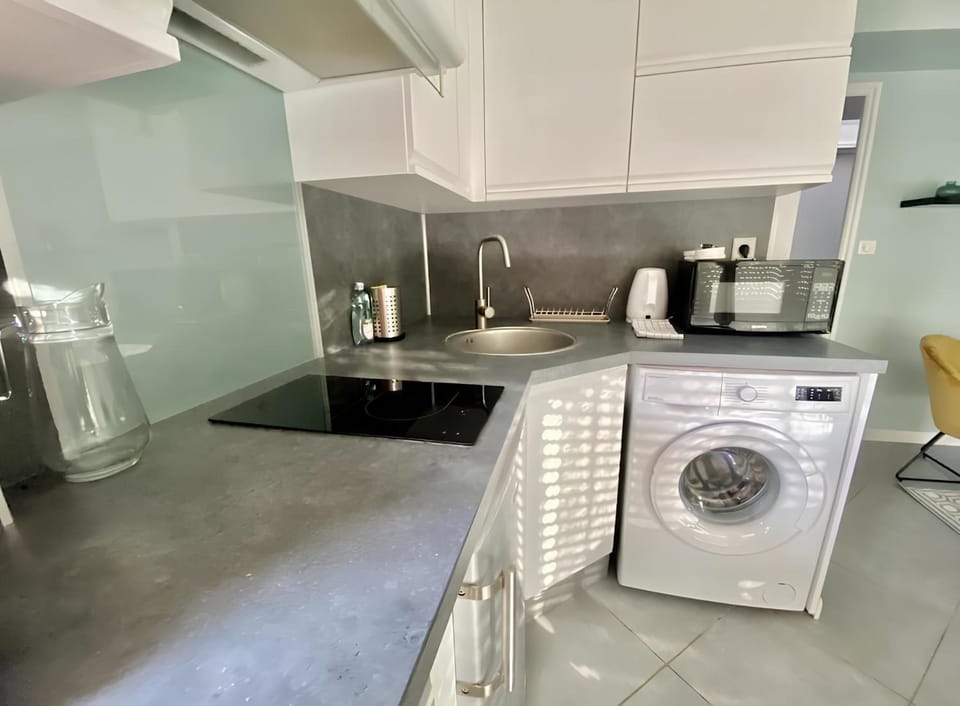Coffee/tea facilities, microwave, stove, washing machine