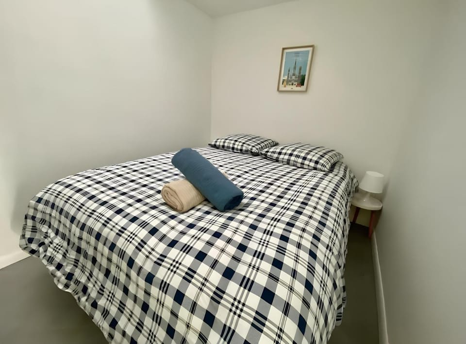 Bed, Photo of the whole room, Bedroom, internet, towels