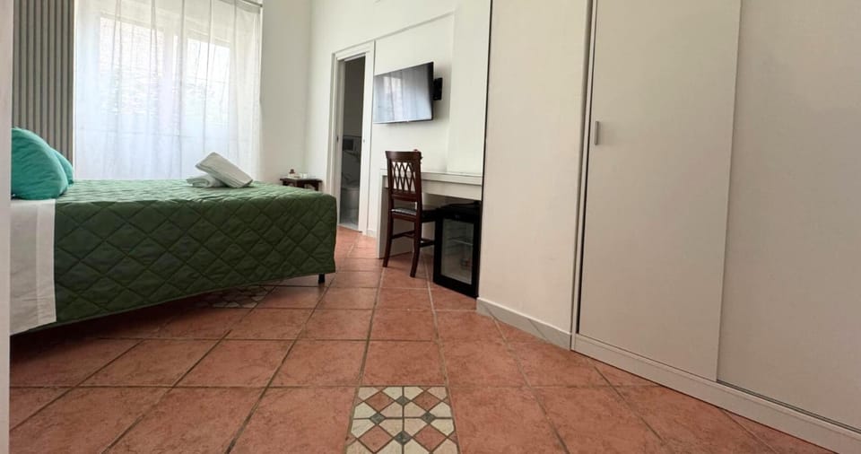 Bed, TV and multimedia, Bedroom