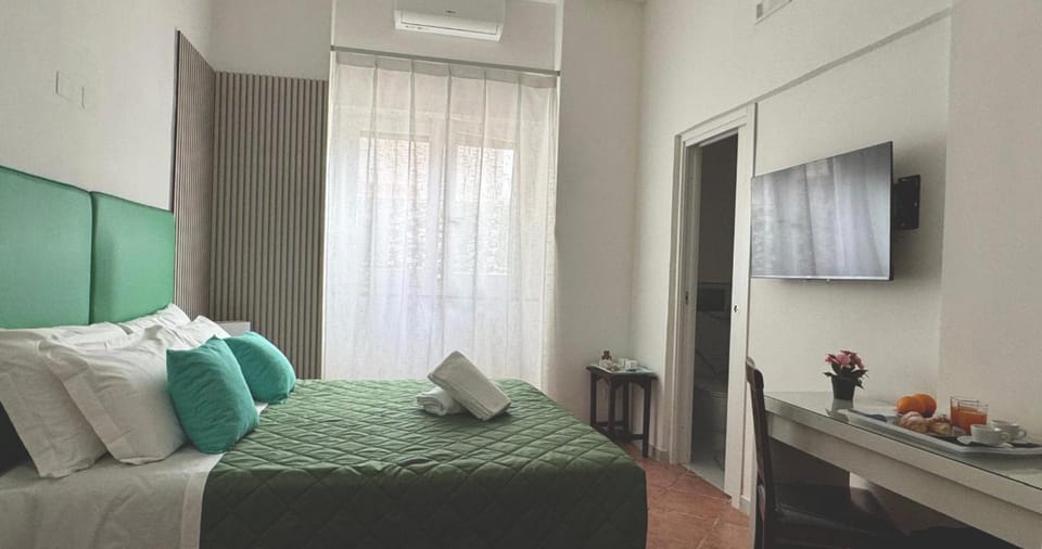 Communal lounge/ TV room, Bed, Bedroom, air conditioner