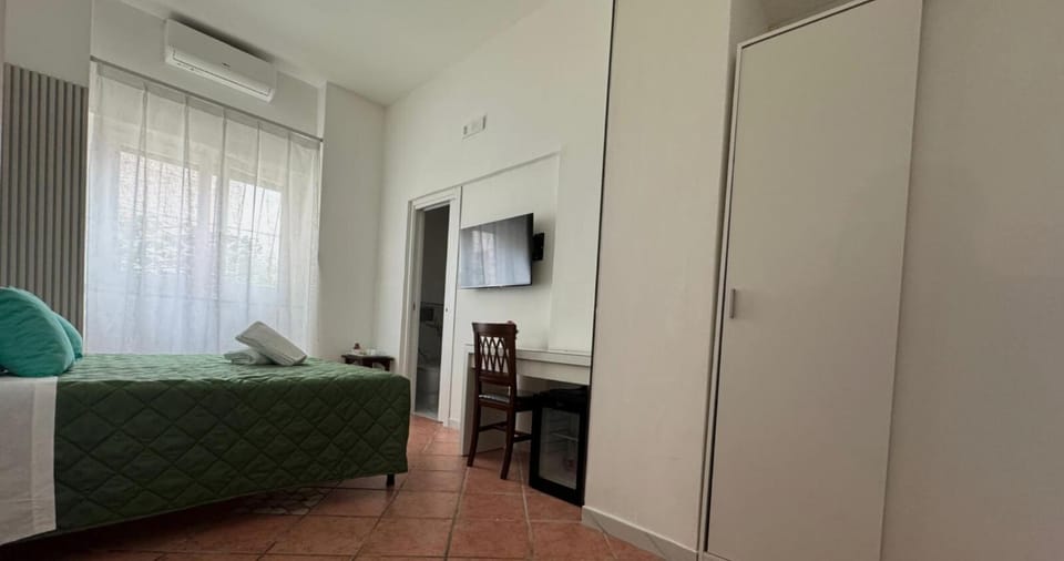 Bed, TV and multimedia, Bedroom, air conditioner