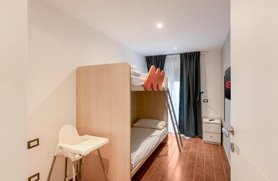 Bed, TV and multimedia, Photo of the whole room, hair dresser