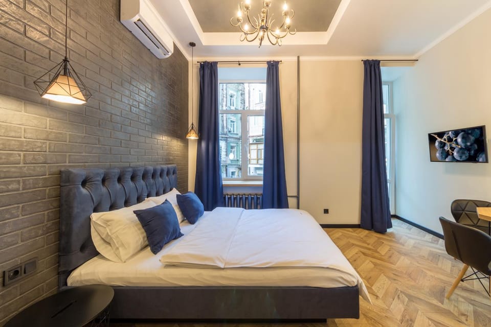 Bed, TV and multimedia, Bedroom