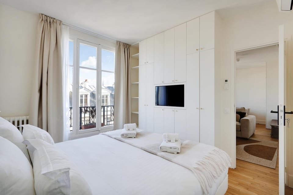 Bed, TV and multimedia, Living room, Photo of the whole room, Bedroom, towels, wardrobe