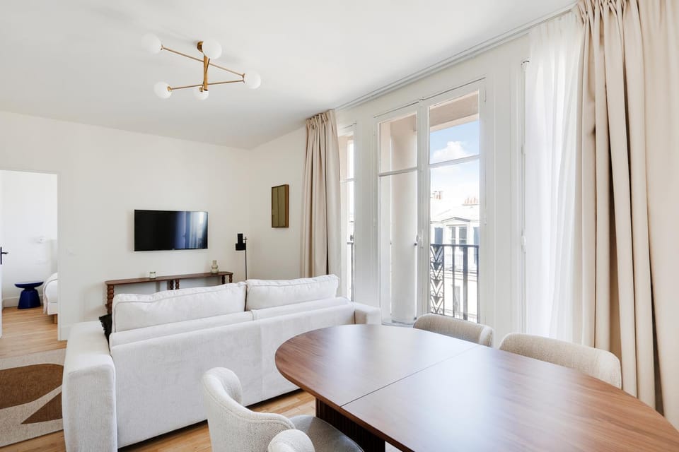 TV and multimedia, Seating area, Dining area
