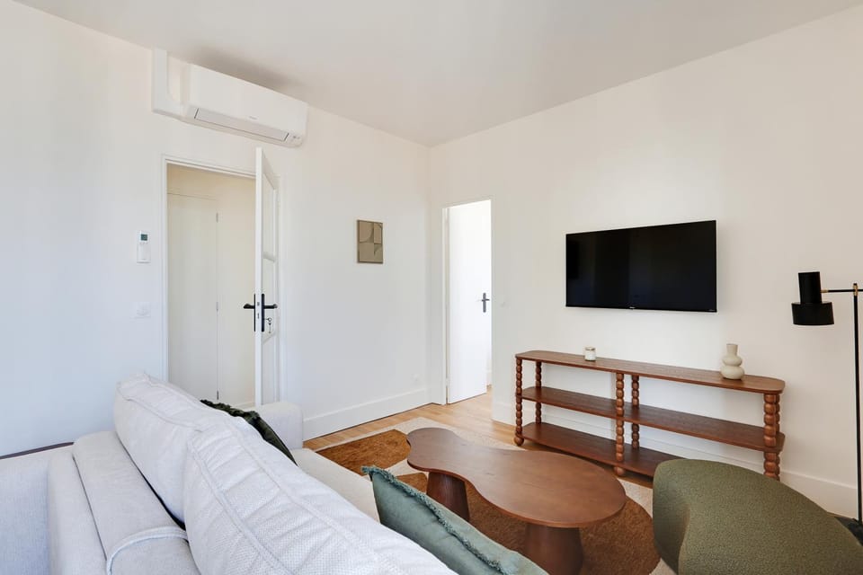 TV and multimedia, Seating area, air conditioner