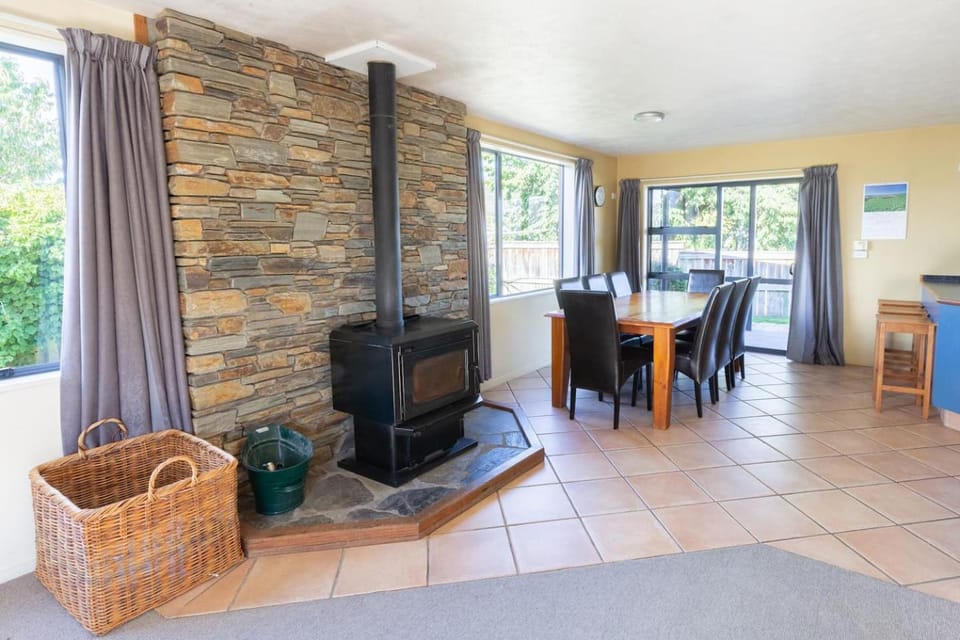Mt Iron Century Cottage House in Wanaka