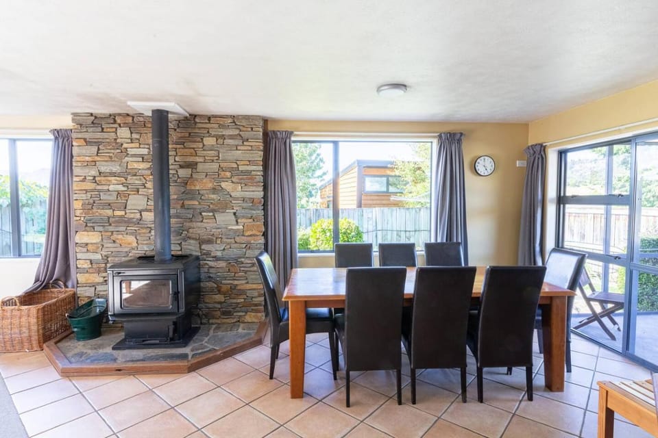 Mt Iron Century Cottage House in Wanaka