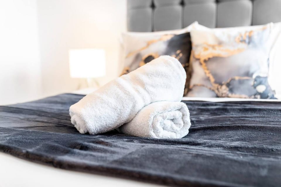 Bed, Photo of the whole room, Bedroom, towels