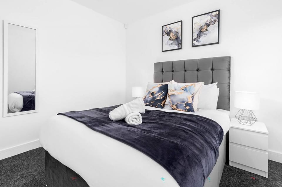 Bed, Photo of the whole room, Bedroom, towels