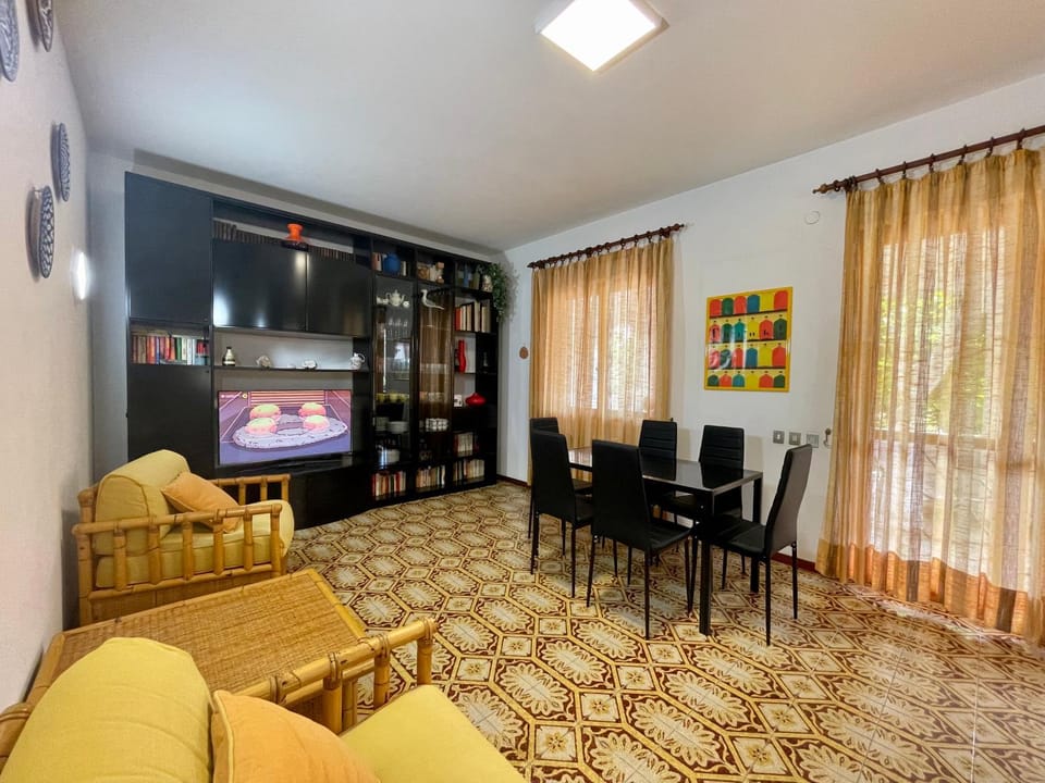 TV and multimedia, Living room, Seating area, Dining area