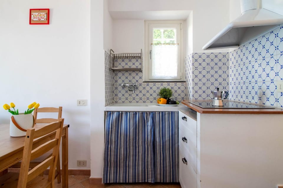 Kitchen or kitchenette, Dining area, stove