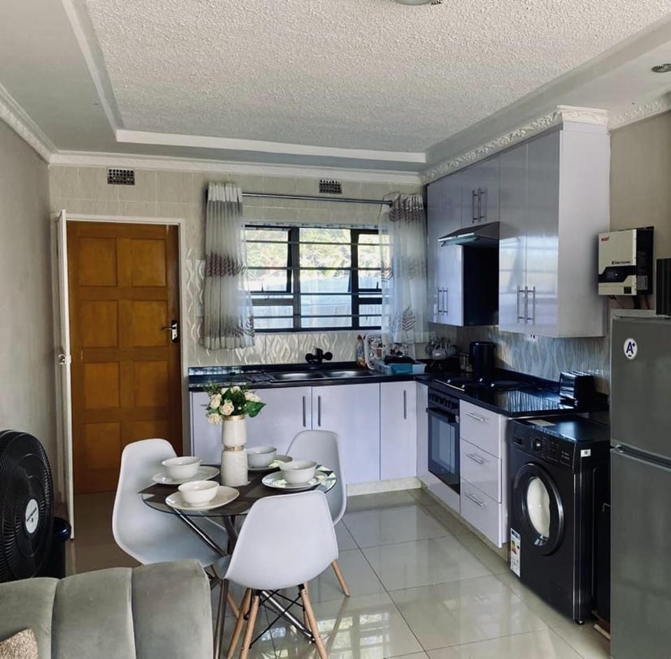 Emerald Suite Sleeps 6 with Free Parking House in Harare