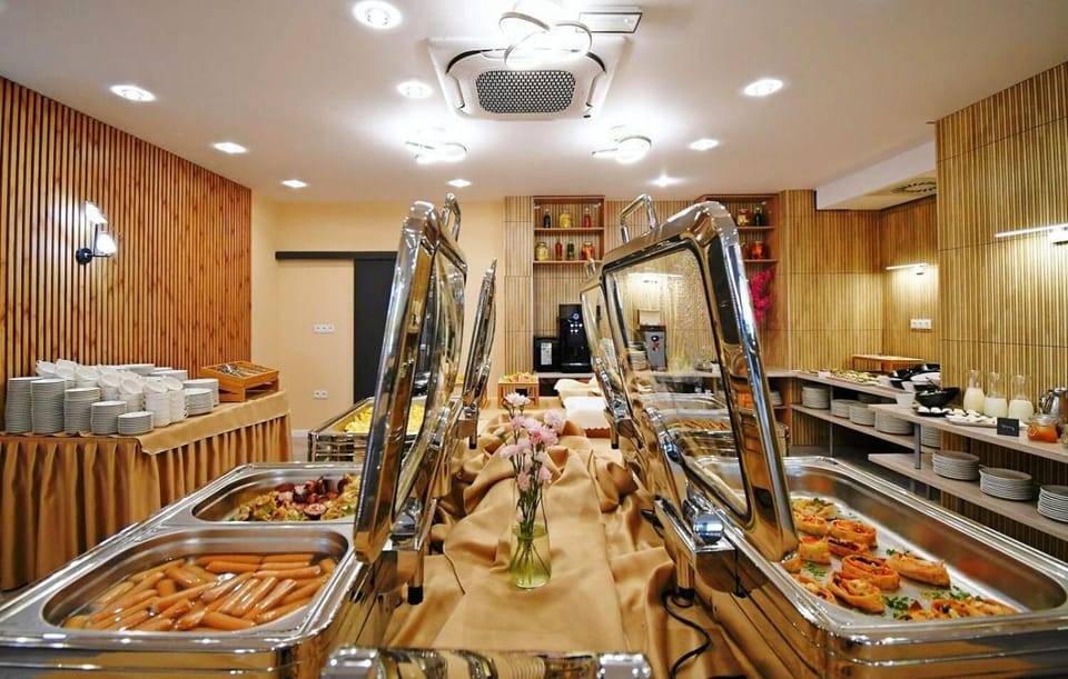 Restaurant/places to eat, Food, Buffet breakfast