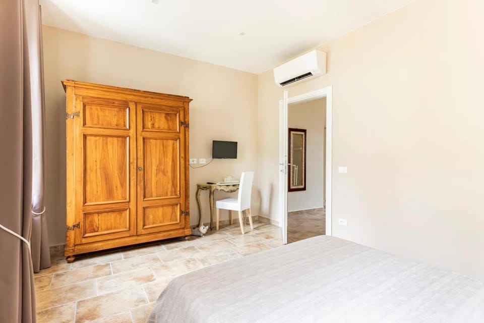 Bed, TV and multimedia, Photo of the whole room, Bedroom, wardrobe, air conditioner