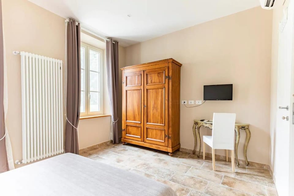 Bed, TV and multimedia, Photo of the whole room, Bedroom, internet, wardrobe