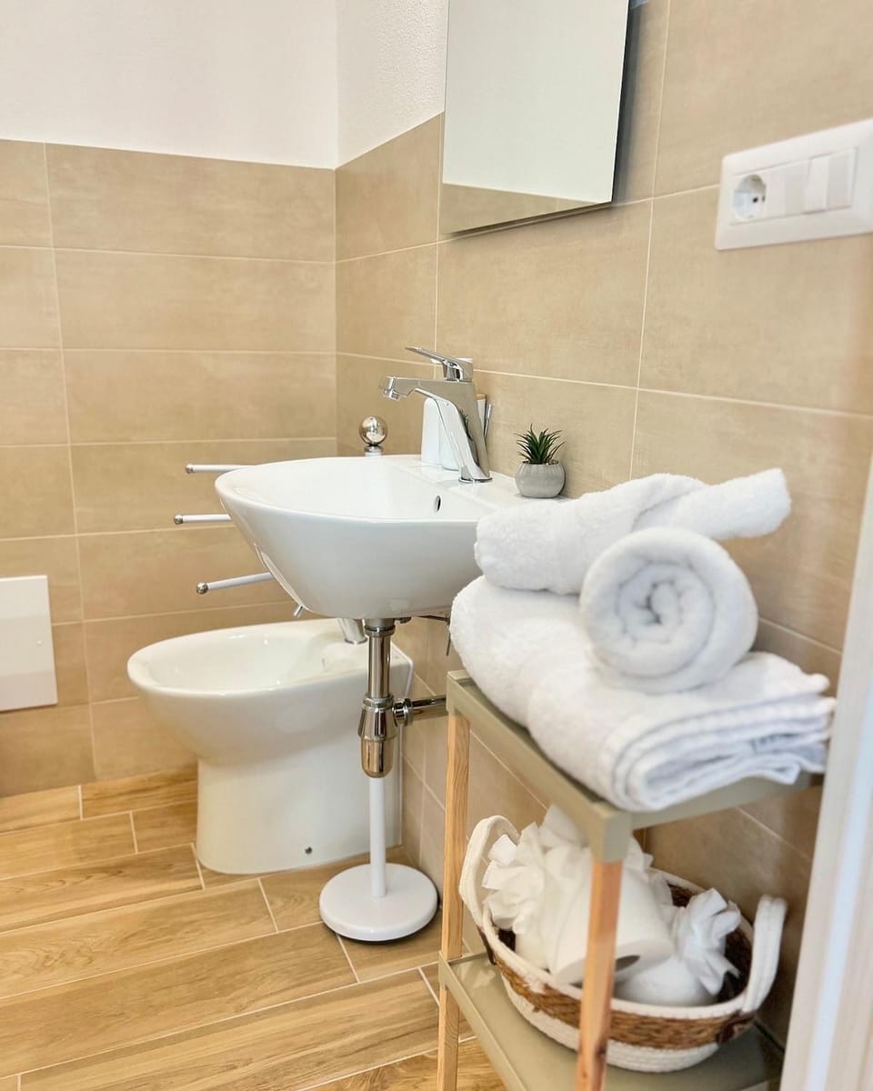 Shower, Toilet, Bathroom, bidet, towels