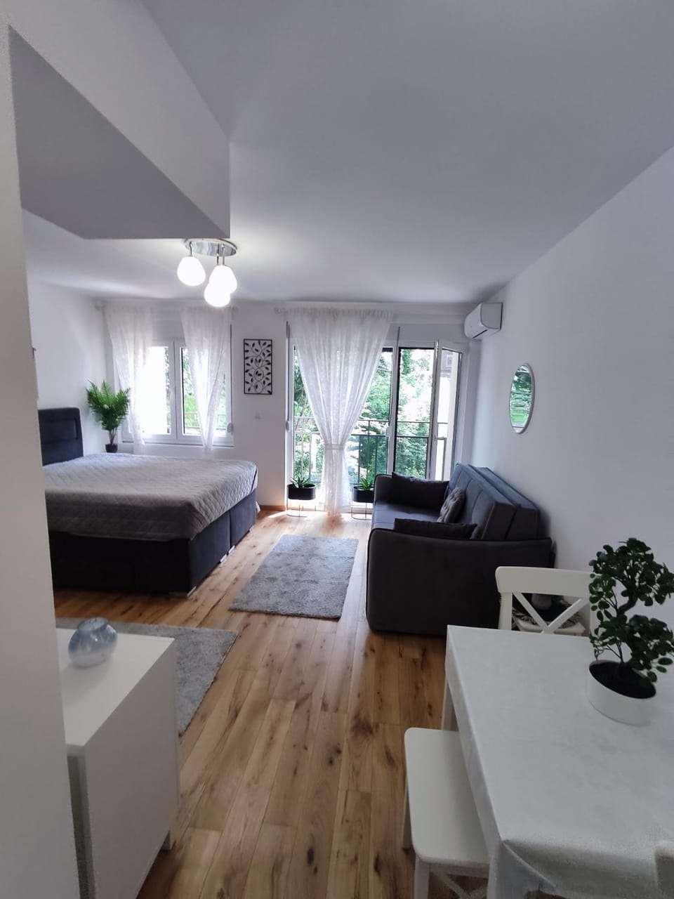 Bed, TV and multimedia, Living room, Photo of the whole room, Seating area, Bedroom