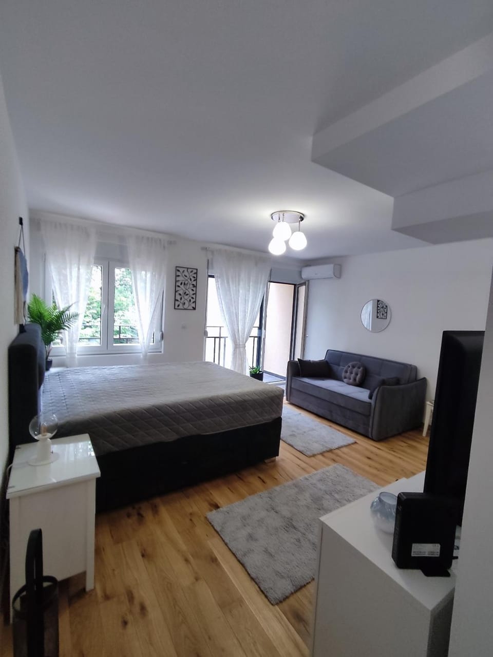 Bed, TV and multimedia, Living room, Photo of the whole room, Seating area, Bedroom