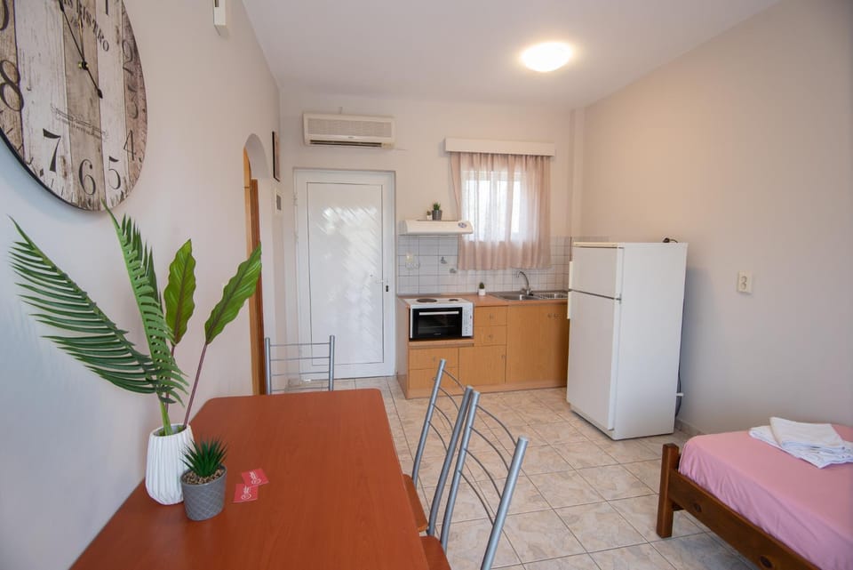 Bed, Kitchen or kitchenette, Dining area, pet friendly, stove, air conditioner