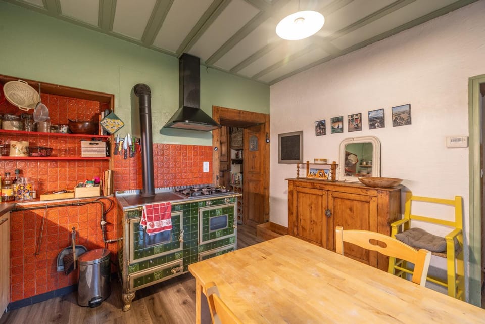 Property building, Kitchen or kitchenette, Living room