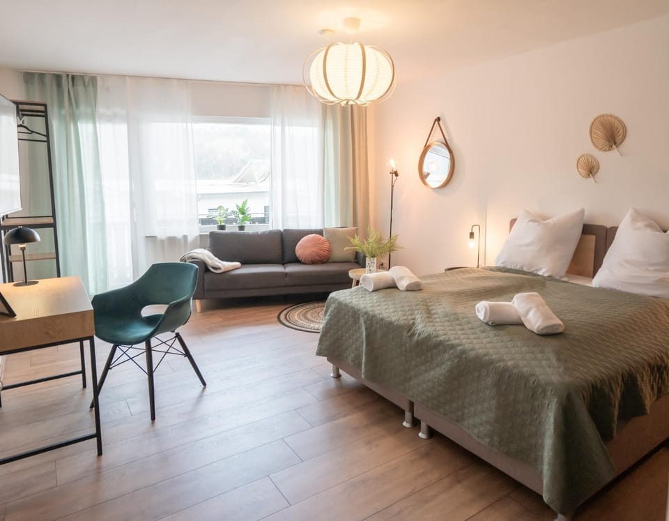 Bed, Photo of the whole room, Seating area, Bedroom, towels
