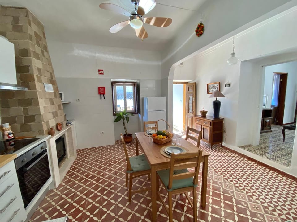 Kitchen or kitchenette, Dining area, fireplace