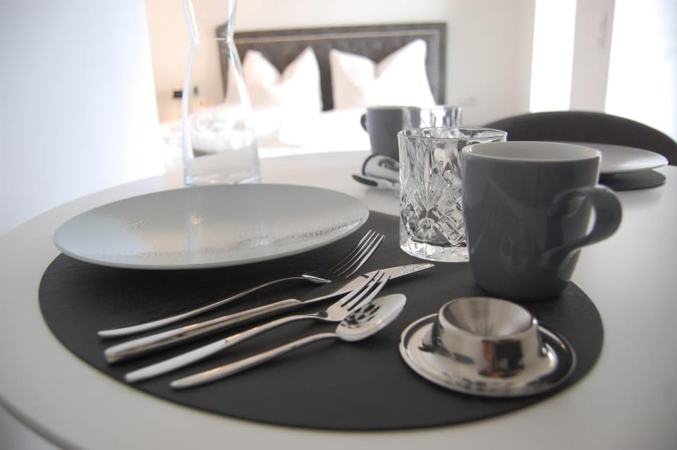 Photo of the whole room, Dining area