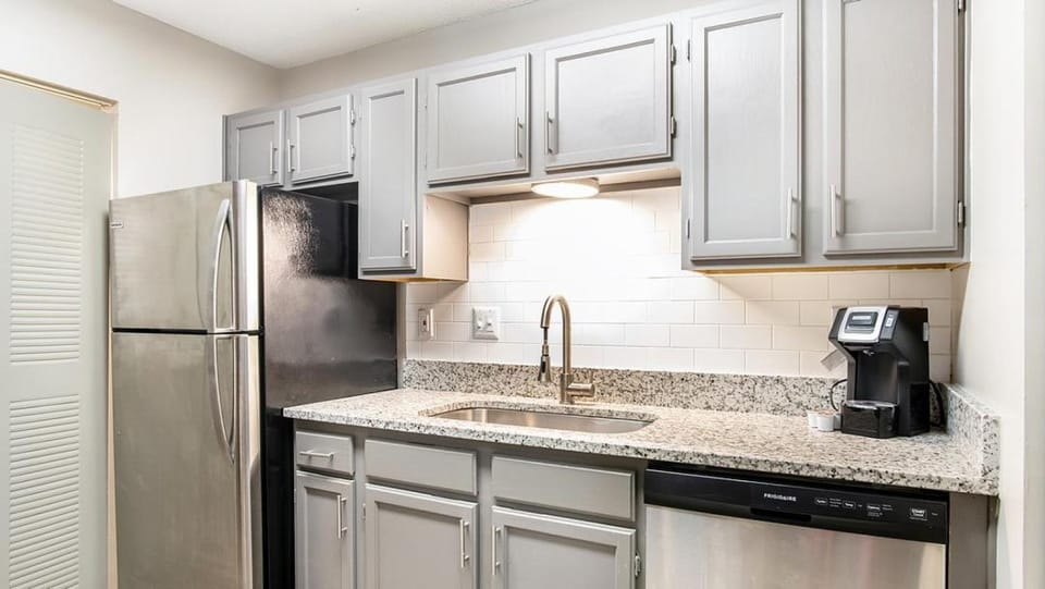 Landing Modern Apartment with Amazing Amenities (ID9791X24) Apartment in Huntsville