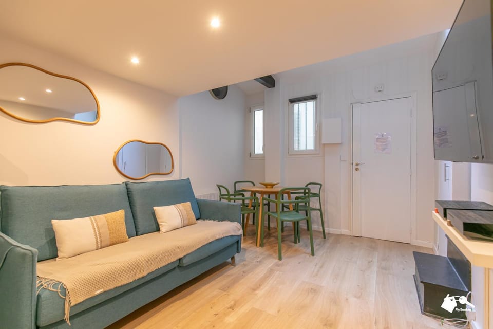 TV and multimedia, Living room, Seating area, Dining area
