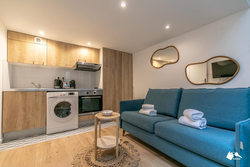 Kitchen or kitchenette, Living room, stove, toaster, washing machine